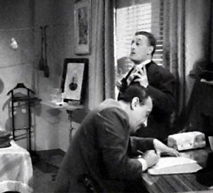 'Signorina, veniamo noi con questa mia addirvi...'  Totò e Peppino De Filippo scrivono una lettera alla 'malafemmina'