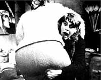 Bruno Zanin cerca di sfuggire alle avances dell'immensa tabaccaia Maria Antonietta Beluzzi in Amarcord