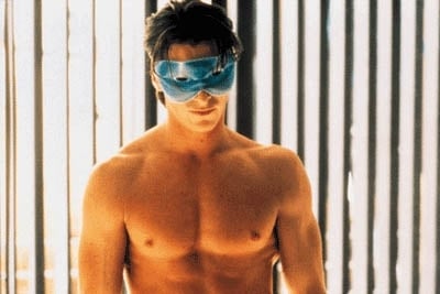 Christian Bale è Patrick Bateman in una scena di American Psycho