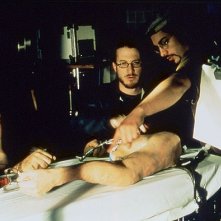 Darren Aronofsky controlla il funzionamento degli effetti speciali sul set di Requiem for a Dream