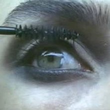 Jennifer Connelly si trucca gli occhi in una scena di Requiem for a Dream