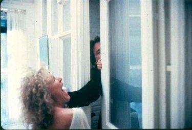 Michael Douglas (seminascosto, dietro la porta) e Glenn Close in una scena di Attrazione fatale