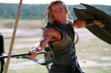 Brad Pitt in una scena del film Troy