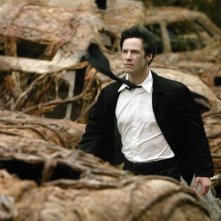 Keanu Reeves in una scena di Constantine (2005)