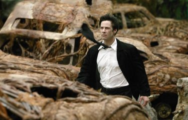 Keanu Reeves in una scena di Constantine (2005)