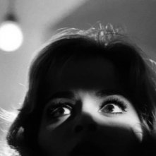 Lo sguardo di Leticia Roman in una scena de La ragazza che sapeva troppo