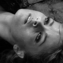 Leticia Roman ina una scena di La ragazza che sapeva troppo