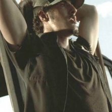 Eric Balfour in una scena del remake di Non aprite quella porta