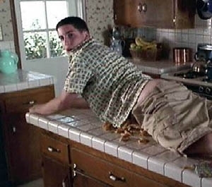 Jason Biggs in una scena imbarazzante di American Pie