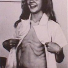 Linda Blair Che Ovviamente Ha Il Petto Truccato Per Il Suo Ruolo Scherza Sul Set De L Esorcista 4675