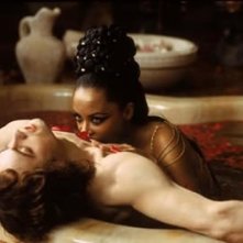 Aaliyah con Stuart Townsend in una scena de La regina dei dannati