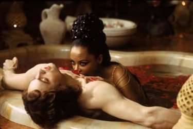 Aaliyah con Stuart Townsend in una scena de La regina dei dannati
