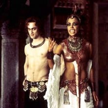 Aaliyah e Stuart Townsend in una immagine de La regina dei dannati