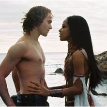 Aaliyah accanto Stuart Townsend in una scena de La regina dei dannati