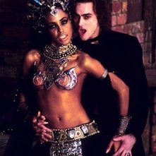 Aaliyah e Stuart Townsend sono due splendidi vampiri in una scena de La regina dei dannati