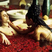 Aaliyah e Stuart Townsend in una sensuale scena de La regina dei dannati