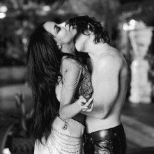 La bella Aaliyah e Stuart Townsend in una scena de La regina dei dannati