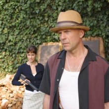 Bruce Willis e Amanda Peet in una scena del film FBI: Protezione testimoni 2