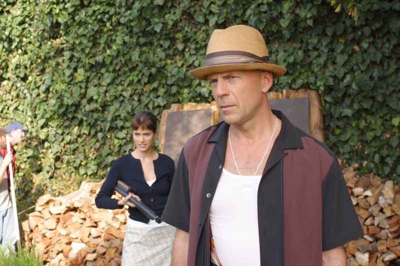Bruce Willis e Amanda Peet in una scena del film FBI: Protezione testimoni 2
