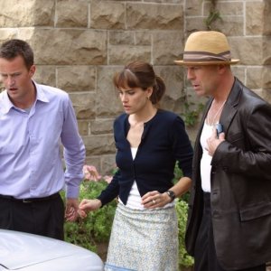Bruce Willis, Matthew Perry e Amanda Peet in una scena del film FBI: Protezione testimoni 2