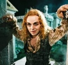 Matthew Newton in una scena de La regina dei dannati