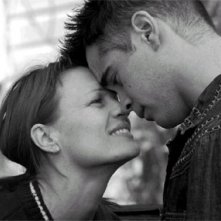 Robin Wright Penn e Colin Farrell in una scena del film Una casa alla fine del mondo