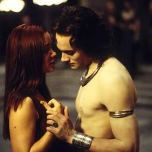 Stuart Townsend e Marguerite Moreau in una scena de La regina dei dannati