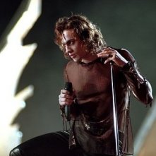 Stuart Townsend in una scena del vampire movie musicale La regina dei dannati