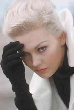 Kim Novak in una foto promozionale per La donna che visse due volte