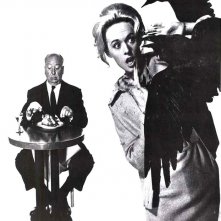 Alfred Hitchcock e Tippi Hedren in una simpatica immagine promozionale per Gli uccelli