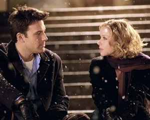 Ben Affleck e Christina Applegate in una scena del film Natale in affitto