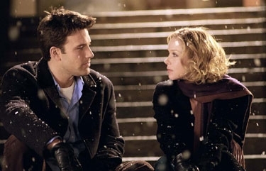 Ben Affleck e Christina Applegate in una scena del film Natale in affitto