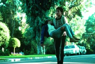 Jake Gyllenhaal tiene Jena Malone tra le braccia in una scena di Donnie Darko