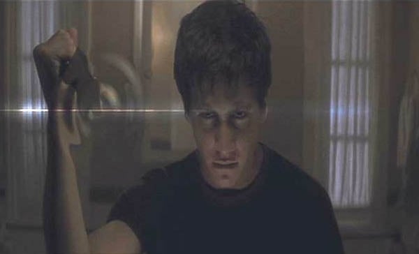 Jake Gyllenhaal in una scena inquietante di Donnie Darko