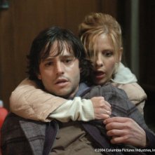 Jason Behr e Sarah Michelle Gellar in una scena di The Grudge