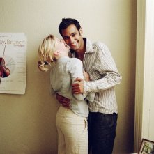 Atta Yaqub e Eva Birthistle in una scena del film Un bacio appassionato di Ken Loach