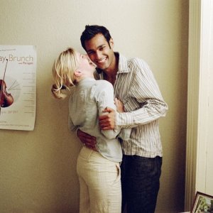 Atta Yaqub e Eva Birthistle in una scena del film Un bacio appassionato di Ken Loach