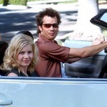 Elisha Cuthbert e Timothy Olyphant in una scena del film La ragazza della porta accanto