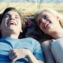 Emile Hirsch e Elisha Cuthbert in una sequenza del film La ragazza della porta accanto