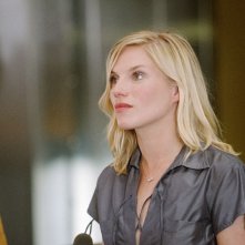 la bionda Eva Birthistle in una scena del film Un bacio appassionato