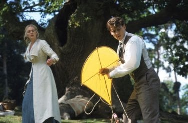 Johnny Depp e Kate Winslet in una scena del film neverland - Un sogno per la vita