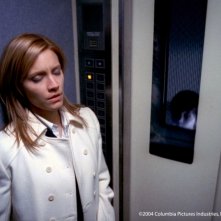 Kadee Strickland in ascensore nel film The Grudge
