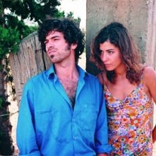 Romain Duris e Lubna Azabal in una scena del film Exils