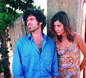 Romain Duris e Lubna Azabal in una scena del film Exils
