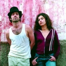 Romain Duris e Lubna Azabal in una scena del film Exils