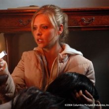 Sarah Michelle Gellar in una sequenza di The Grudge