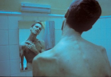 Un irriconoscibile Christian Bale ne L'uomo senza sonno (2004)