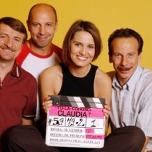Aldo, Giovanni e Giacomo con Paola Cortellesi in una foto promo per Tu la conosci Claudia?