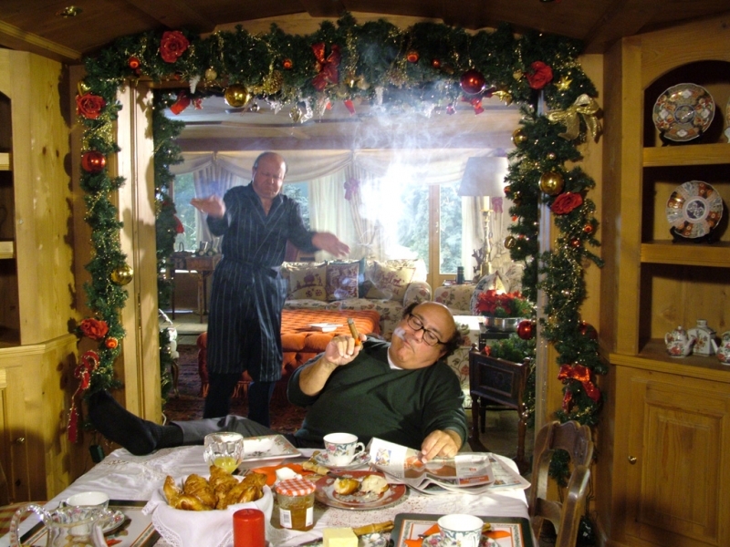 Danny De Vito e Massimo Boldi in una scena di Christmas in Love