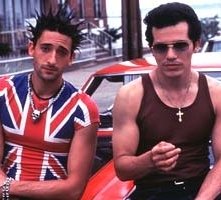 Adrien Brody e John Leguizamo in una scena di Summer of Sam - Panico a New York